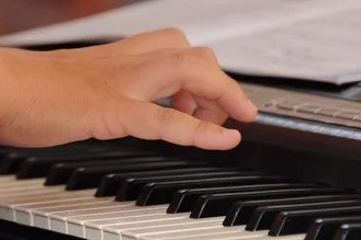 Впливають рухи пальців 